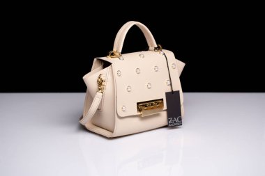 Moskova, Rusya - 11 / 13 / 2019: Bej renkli çanta, evrensel Zac Posen firması, altın mobilyalı, kenar manzaralı doğal yoğun deriden yapılmış