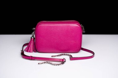 Moskova, Rusya - 11 / 13 / 2019: Çapraz vücut çantası, renk - pembe, klasik model Ginny by Michael Kors, gümüş mobilyalı doğal deri, dikiz manzaralı