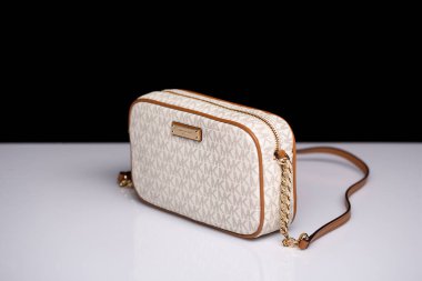 Moskova, Rusya - 11 / 13 / 2019: Çapraz çanta, klasik model JetSet Michael Kors, altın mobilyalı doğal deri, yan görüş