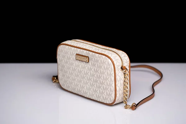 Moskova, Rusya - 11 / 13 / 2019: Çapraz çanta, klasik model JetSet Michael Kors, altın mobilyalı doğal deri, yan görüş