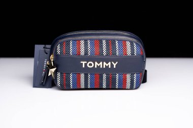 Moskova, Rusya - 11 / 13 / 2019: Tommy Hilfiger Crossbeam Handbag, Ecocorn ve Örgülü Ecocorn, with Gold Fond