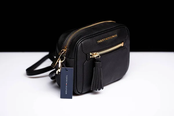 2019年11月11日 俄罗斯莫斯科 Tommy Hilfiger Black Crossbody Handbag Eco Skin Gold — 图库照片