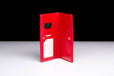 Moskova, Rusya - 11 / 13 / 2019: Kırmızı cüzdan, lüks marka, Ralph Lauren 'ın ince modeli, kart ve banknotlar için çeşitli şubeler