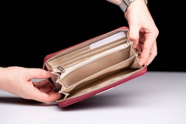 Moskova, Rusya - 11 / 13 / 2019: Tahmin et borik çanta, gümüş mobilyalı bir eko-deri ve banknotlar ve kartlar için pek çok şube