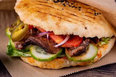 Trochanter 'da maydanozla kızartılmış biftek parçaları ve iki kişilik tortilla içinde turşuyla dereotu.