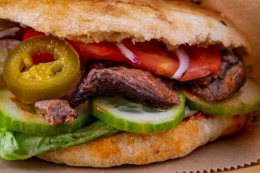 Trochanter 'da maydanozla kızartılmış biftek parçaları ve iki kişilik tortilla içinde turşuyla dereotu.