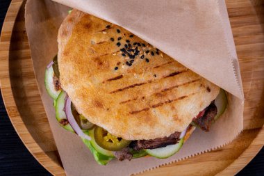 Trochanter 'da maydanozla kızartılmış biftek parçaları ve iki kişilik tortilla içinde turşuyla dereotu.