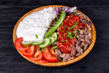 Kremalı kızarmış et, fırında biber, taze domates ve yeşillikli salatalık.