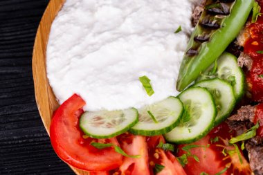 Kremalı kızarmış et, fırında biber, taze domates ve yeşillikli salatalık.