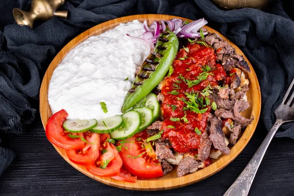 Gebratenes Fleisch Mit Quark Gebackenem Paprika Und Frischen Tomaten Und — Stockfoto