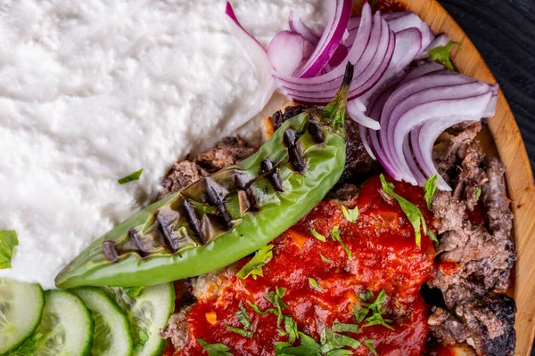 Carne Frita Con Crema Cuajada Pimiento Horno Tomates Frescos Pepinos —  Fotos de Stock