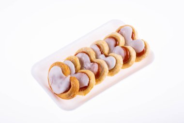 Alt tabakada reçelli ve beyaz jöleli kum kurabiyeleri.