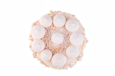 Beyaz arka planda ezilmiş fındıklı Pasta Beze