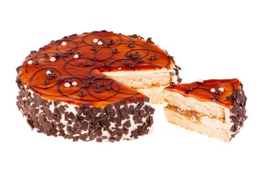 Beyaz arka planda çikolatalı karamel keki kes