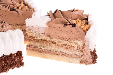 Beyaz arka planda fındıklı ve kremalı kahve keki.