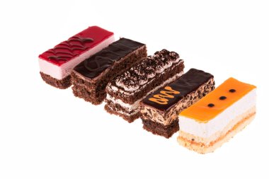 Beyaz arka planda farklı tatlara sahip turta karışımı