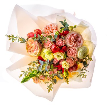 Yumuşak pembe gölgeli çiçekler, açık kağıda sarılmış yeşiller.