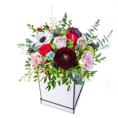 Çiçekli kutular, siyah tomurcuklar, açık güller ve yeşillikler