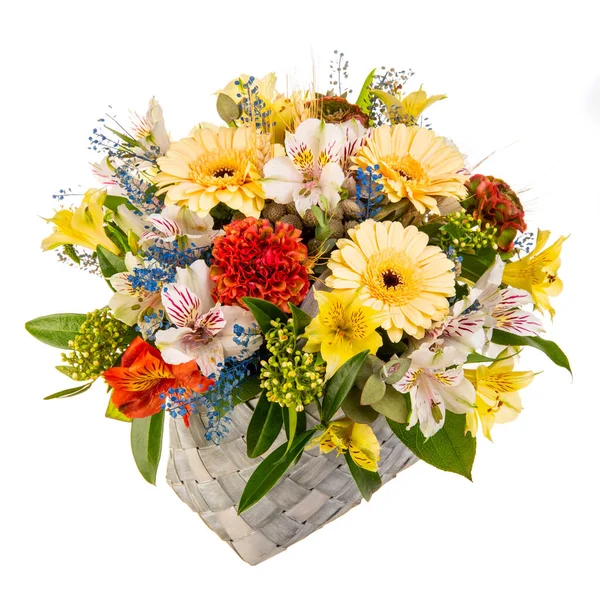 Bukiet Kwiatów Plecionym Wysokim Koszu Zielenią — Zdjęcie stockowe