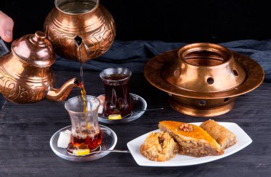 Tatlı ve limon dilimli siyah çay servisi.