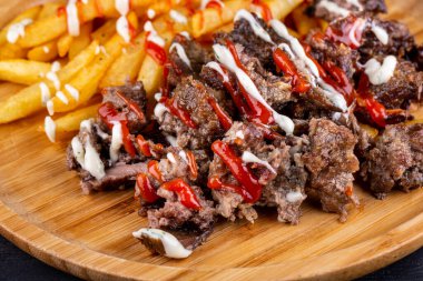 Izgara biftek, patates kızartması ve mayonezli ketçap.