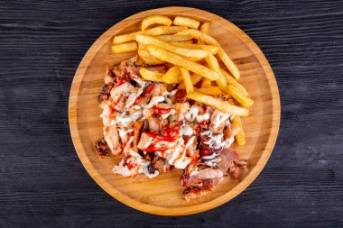 Kızarmış domuz eti, patates kızartması ve mayonezli ketçap.