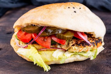 Pita sebze, kavrulmuş karnabahar, kırmızı soğan, domates ve mayonez.