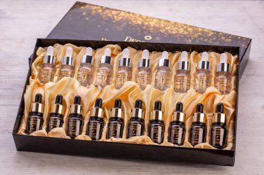 Moskova, Rusya - 06 / 15 / 2019: DEOPROCE, İKİ CARE, Gündüz ve Gece