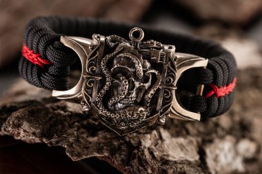 Moskova, Rusya - 08 / 21 / 2019: Bronzdan örülmüş paraşüt bilekliği