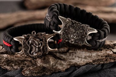 Moskova, Rusya - 08 / 21 / 2019: Bronz ve gümüş bilezikler, örgülü, kafatası ve kaplan