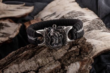 Moskova, Rusya - 08 / 21 / 2019: Kordondan örülmüş bileziğin üzerindeki paraşüt paraşütünden gelen erkekler ve kadınlar için madalya, bilezik