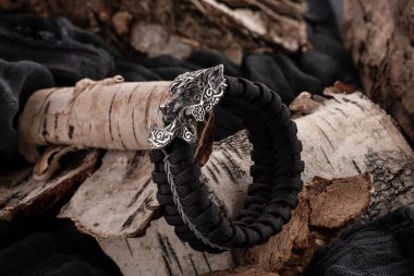 Moskova, Rusya - 08 / 21 / 2019: Kordondan örülmüş bileziğin üzerindeki paraşüt paraşütünden gelen erkekler ve kadınlar için madalya, bilezik