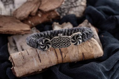 Moskova, Rusya - 08 / 21 / 2019: Kordondan örülmüş bileziğin üzerindeki paraşüt paraşütünden gelen erkekler ve kadınlar için madalya, bilezik