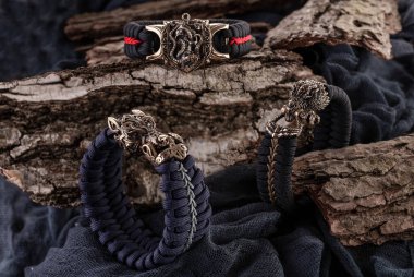 Moskova, Rusya - 08 / 21 / 2019: Kordondan örülmüş bileziğin üzerindeki paraşüt paraşütünden gelen erkekler ve kadınlar için madalya, bilezik