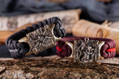 Moskova, Rusya - 08 / 21 / 2019: Kordondan örülmüş bileziğin üzerindeki paraşüt paraşütünden gelen erkekler ve kadınlar için madalya, bilezik