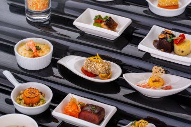 Yemek servisi için, bayramlar için, törenler için, restoranlar için, menüler için balık ve et kanatları