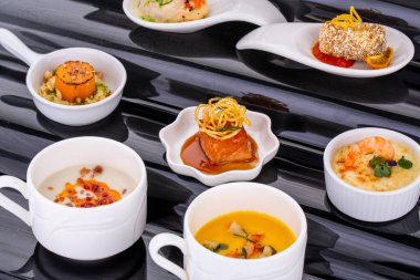 Yemek servisi için, bayramlar için, törenler için, restoranlar için, menüler için balık ve et kanatları