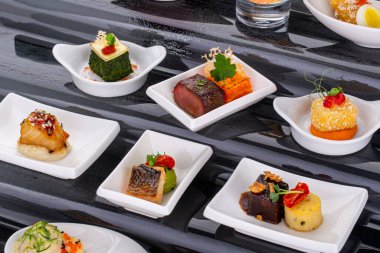 Yemek servisi için, bayramlar için, törenler için, restoranlar için, menüler için balık ve et kanatları