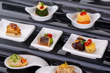 Yemek servisi için, bayramlar için, törenler için, restoranlar için, menüler için balık ve et kanatları