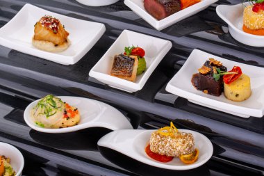 Yemek servisi için, bayramlar için, törenler için, restoranlar için, menüler için balık ve et kanatları