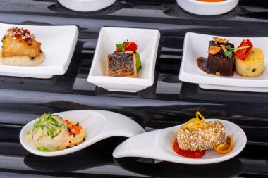 Yemek servisi için, bayramlar için, törenler için, restoranlar için, menüler için balık ve et kanatları