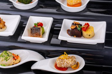 Yemek servisi için, bayramlar için, törenler için, restoranlar için, menüler için balık ve et kanatları