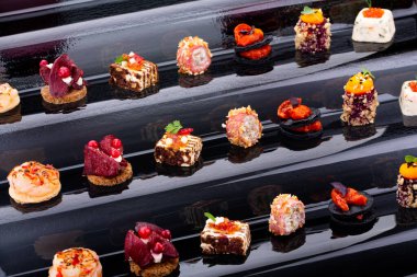 Yemek servisi için, bayramlar için, törenler için, restoranlar için, menüler için balık ve et kanatları