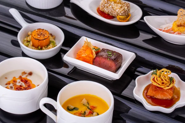 Yemek servisi için, bayramlar için, törenler için, restoranlar için, menüler için balık ve et kanatları