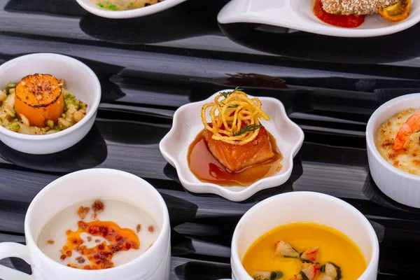 Yemek servisi için, bayramlar için, törenler için, restoranlar için, menüler için balık ve et kanatları