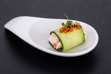 Yemek servisi için, bayramlar için, törenler için, restoranlar için, menüler için balık ve et kanatları