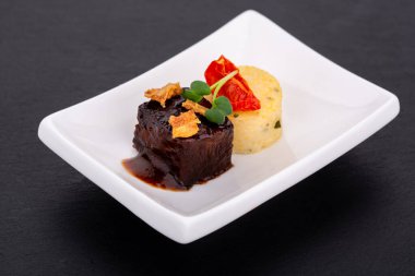 Yemek servisi için, bayramlar için, törenler için, restoranlar için, menüler için balık ve et kanatları