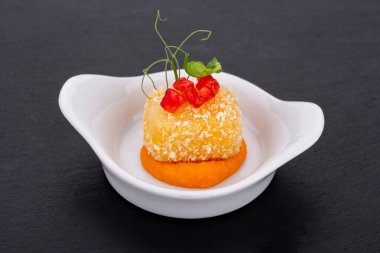 Yemek servisi için, bayramlar için, törenler için, restoranlar için, menüler için balık ve et kanatları