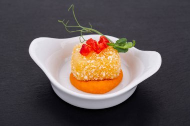 Yemek servisi için, bayramlar için, törenler için, restoranlar için, menüler için balık ve et kanatları