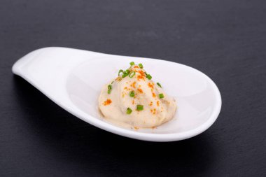 Yemek servisi için, bayramlar için, törenler için, restoranlar için, menüler için balık ve et kanatları